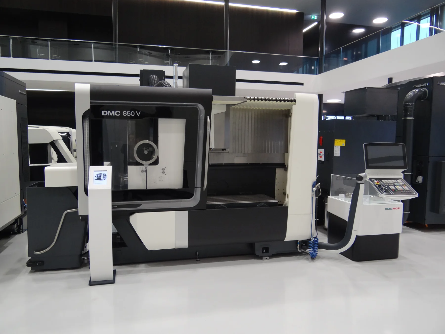 Eine vollständige CNC-Fräsmaschine DMG MORI DMC 850 V mit sichtbarer Einhausung und Bedienpult.